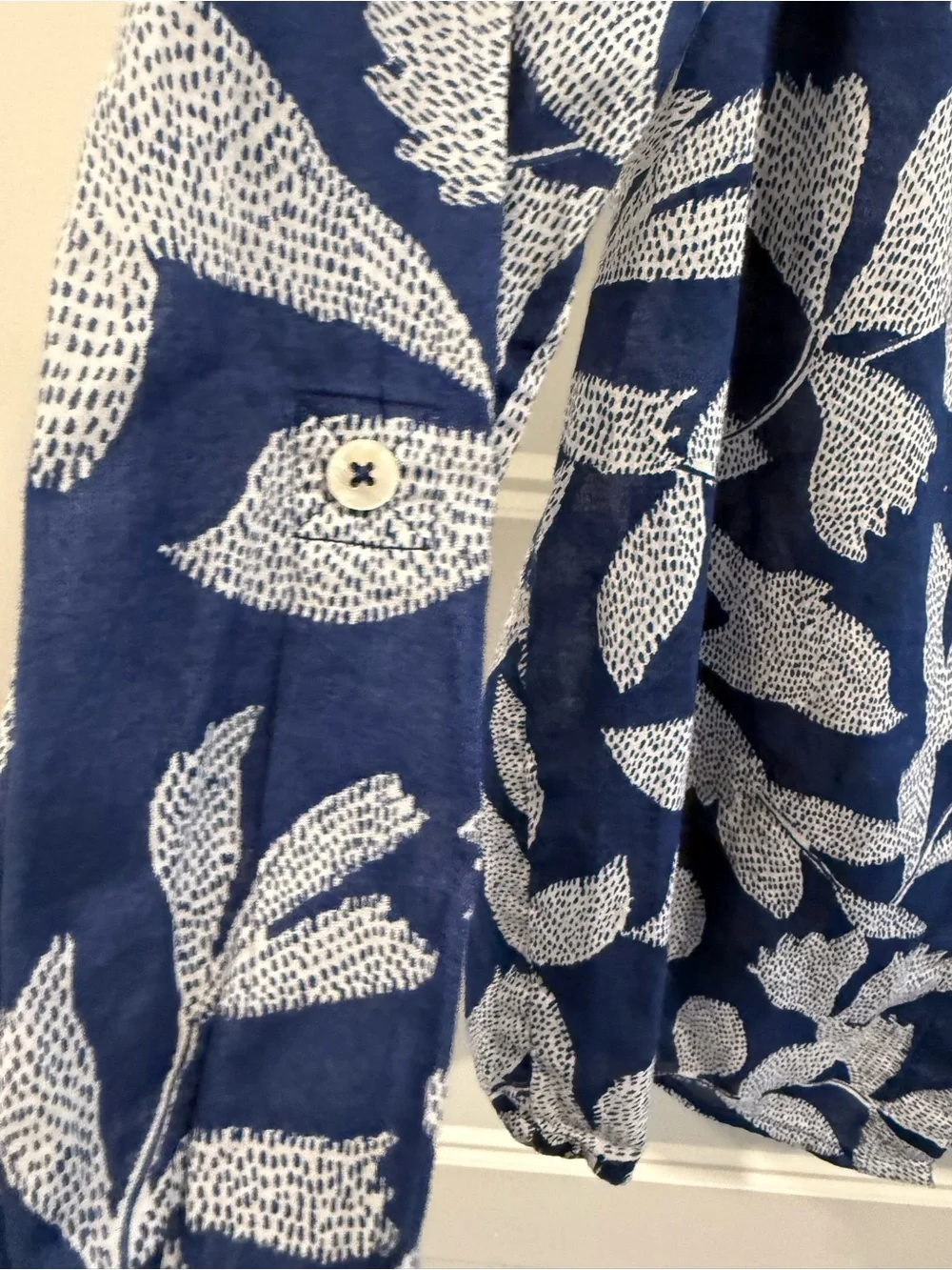 Chico‘s cotton Women’s Navy Leaf-Print Button-Up Blouse size 1 - Picture 6 of 10